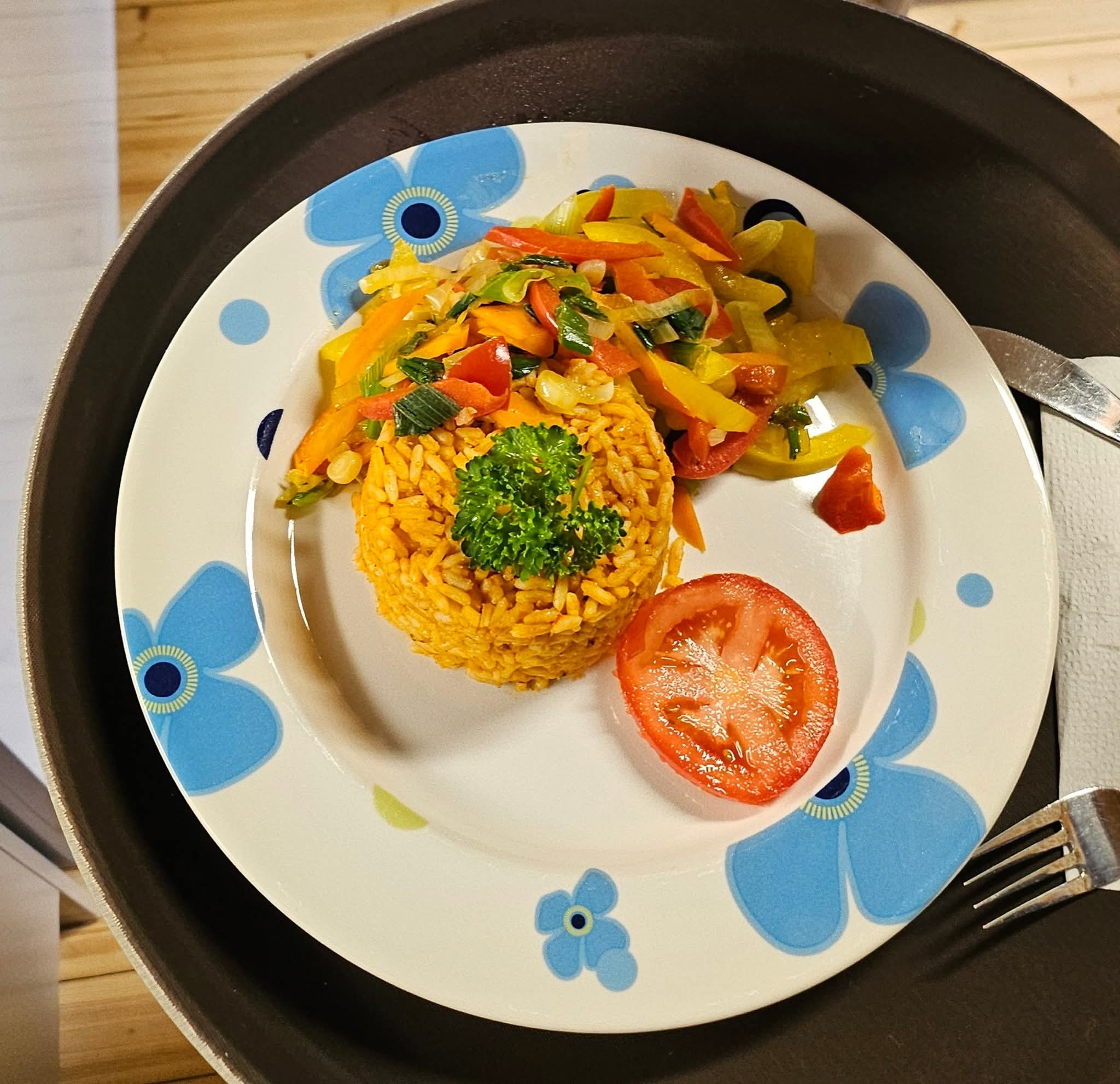 Jollof-riisi kasviksilla